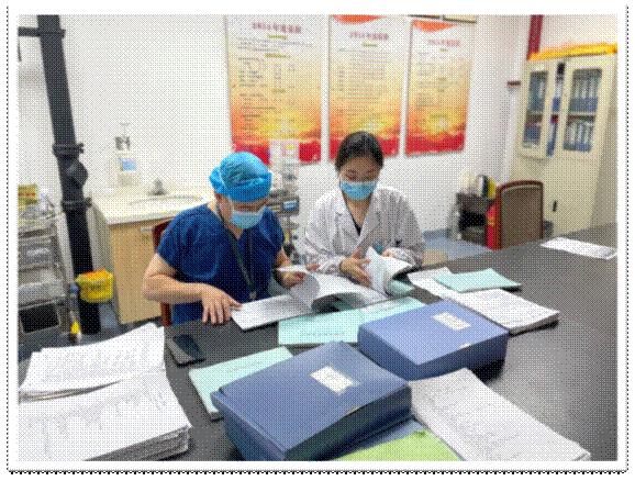图片包含 室内, 男人, 桌子, 办公室描述已自动生成